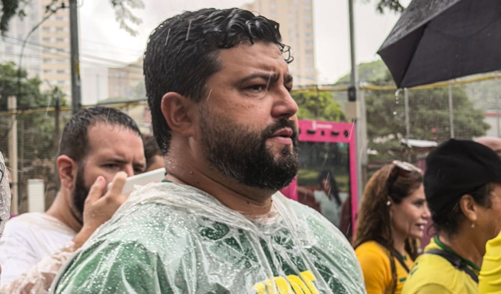 Danilo Visconti na manifestação sob chuva