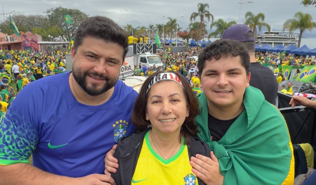 Danilo Visconti com apoiadores na manifestação em Florianópolis
