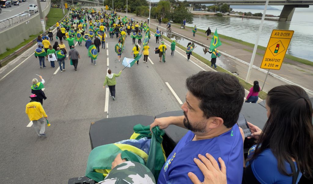 Danilo Visconti observando a marcha