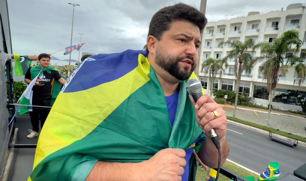 Danilo Visconti discursando com bandeira do Brasil
