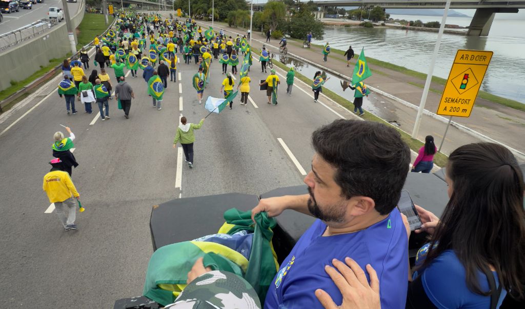 Danilo Visconti discursando com bandeira do Brasil